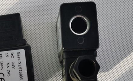 使用電磁閥線圈能為廠家?guī)砟男┖锰帲?/></p><p>　　1、幫助廠家提高生產(chǎn)效益，如今有很多企業(yè)因為激烈的職場競爭而被淘汰，想要在市場中占據(jù)一席之地，不被同行擠出市場，那么需要廠家有良好的生產(chǎn)效益，而電磁圈線圈產(chǎn)品是可以很好幫助廠家提升生產(chǎn)效益。</p><p>　　2、讓廠家的利潤翻倍，廠家想要在現(xiàn)有的市場站穩(wěn)腳，沒有豐厚的利潤做企業(yè)發(fā)展的后盾，也是比較容易被踢出市場的。此案吃法線圈產(chǎn)品的利潤率比較高，加上產(chǎn)品本身性能從和顏色，讓整個生產(chǎn)流程更加的完善，從而給廠家提供較高的利潤價值。</p><p>　　為了避免電磁閥線圈對生產(chǎn)設(shè)備帶來不良影響，在使用電磁閥線圈過程中有一些要注意的地方。</p><p>　　1、不同規(guī)格、類型的電磁閥線圈在產(chǎn)品的長短和粗細方賣弄均不一樣，在使用的時候要注意請根據(jù)使用的環(huán)境來決定，在長時間連續(xù)工作之后，電磁閥線圈溫度很容易升高，這時可以在使用期間加強保護措施。</p><p>　　2、使用的電壓不能夠超過電磁閥線圈，否者很容易燒壞，另外，為了避免不必要的損失，廠家在使用的時候需要讓電磁閥線圈進行合理的處理，不要讓其太散亂。</p></div>
          </div>
          <div   id=